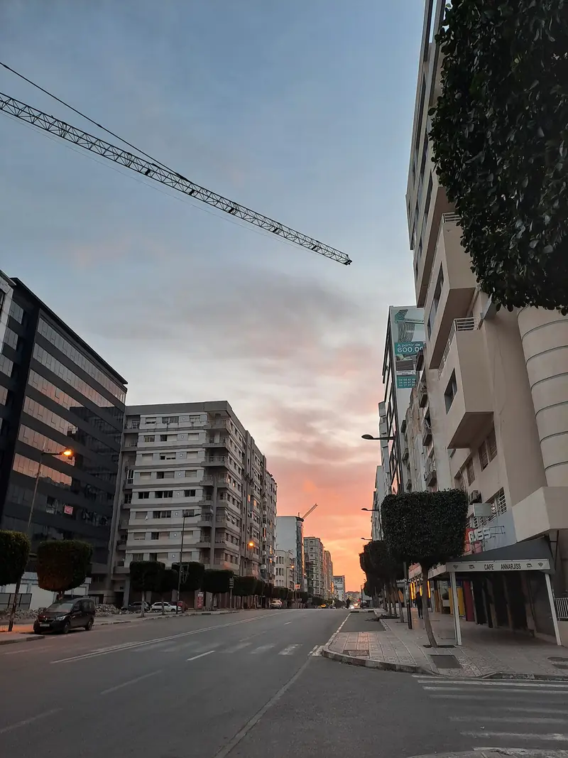 L’avenue Mohammed V à Kénitra, bordée d’immeubles